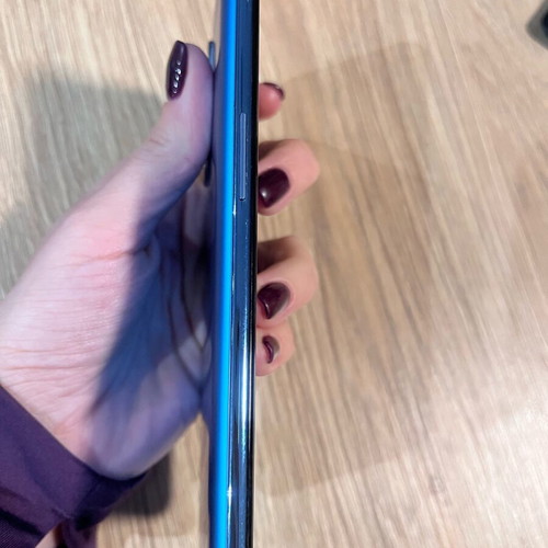 OnePlus 9 blue 8/128 GB like new with 5 cases and original charger