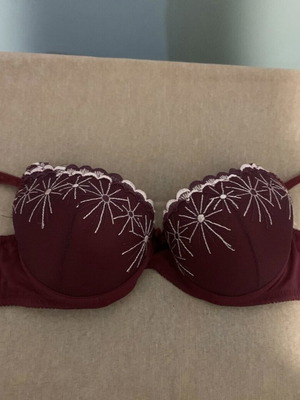 Bra with embroidered design like new, red, size 75B