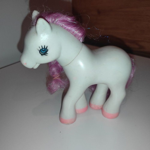 Gi-Go Tootsie Pose pony used, white and pink