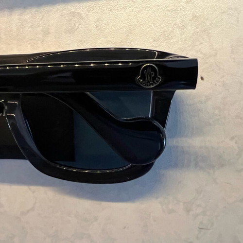 Moncler unisex sunglasses like new, black