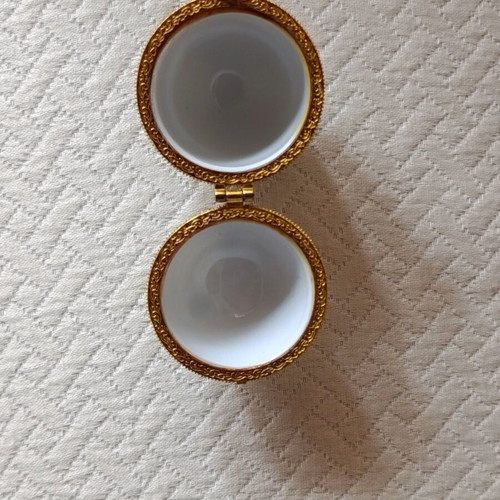 Limoges France egg jewelry box like new with female figures