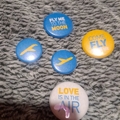 Pins set of 5 like new, two sizes, multicolor
