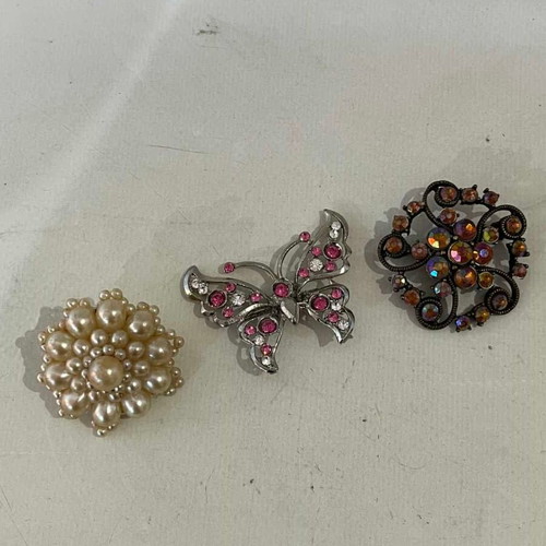 Set of 3 women's brooches used