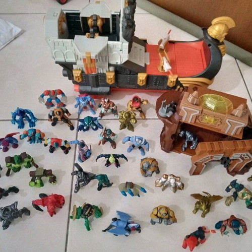 Gormiti large set with 35 figures, Iskador ship-fortress and rock castle like new