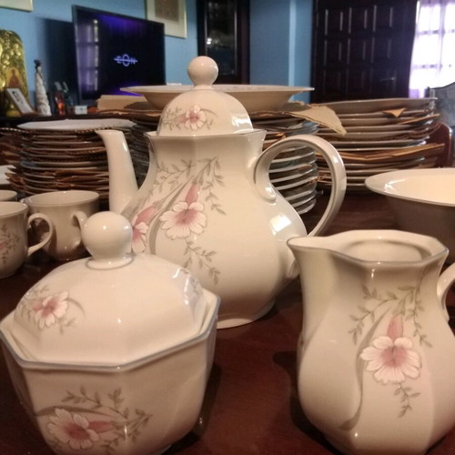 Bavarian porcelain dinnerware set new, 70 pieces