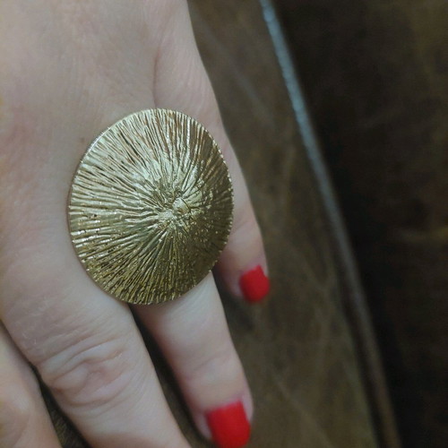 Gold ring new, impressive circle design