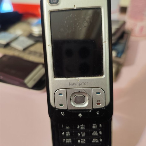 Nokia 6110 Navigator used without battery and charger