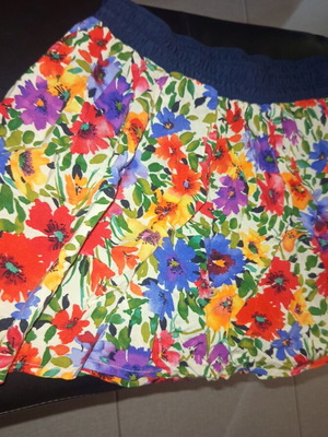 Short pleated skirt with multicolor floral pattern like new, size S