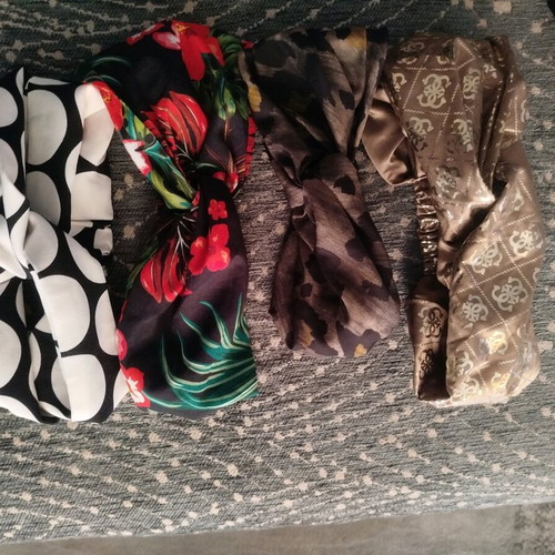 Hairbands-turban set of 4 like new, Guess gold color