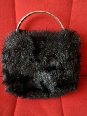 Μαύρο τσαντάκι χειρός με faux γούνα και μεταλλική λαβή σαν καινούργιο