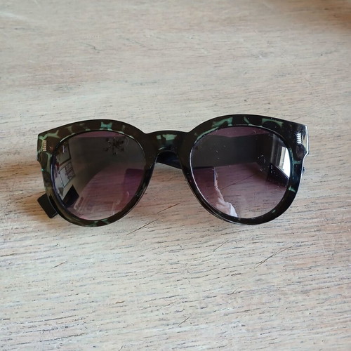 Sunglasses pack of 3 like new, black, green, brown