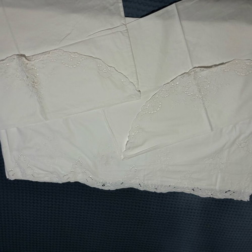Bed sheet 2.30x2.70 with two pillowcases 50x75 like new