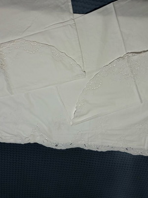 Bed sheet 2.30x2.70 with two pillowcases 50x75 like new
