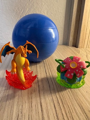 Pokemon Charizard & Venusaur LED gacha