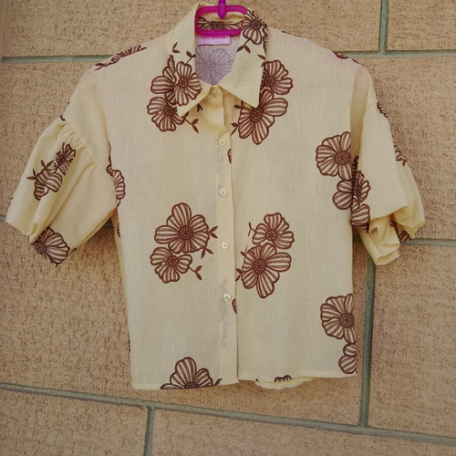 Giouli Boutique cropped linen shirt with puff sleeves, made in Italy
