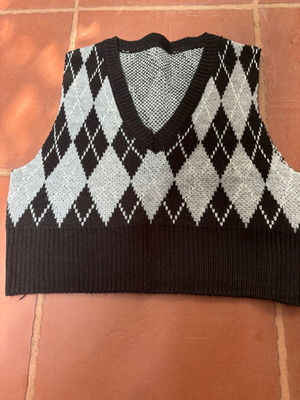 Showing sleeveless ski pullover checkered size small