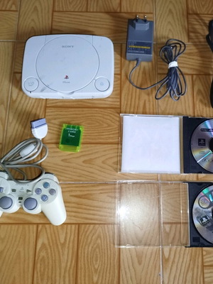 PlayStation 1 Slim употребяван с кабели, карта памет, контролер и 2 игри