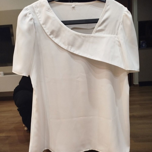 Elegant white top with puff sleeves like new, size L
