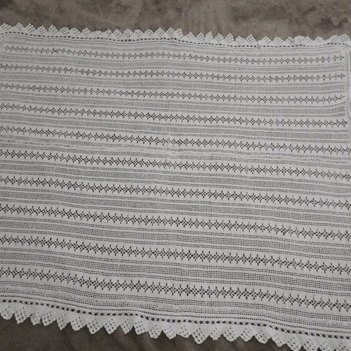 Knitted tablecloth like new 127x104 cm