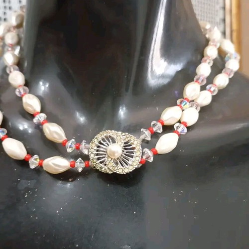 Vintage necklace used, white
