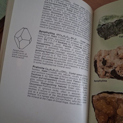 Minerals, Rocks and Fossils book like new, in English
