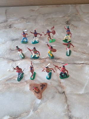 Plasty set of 12 Indian figures and one campfire