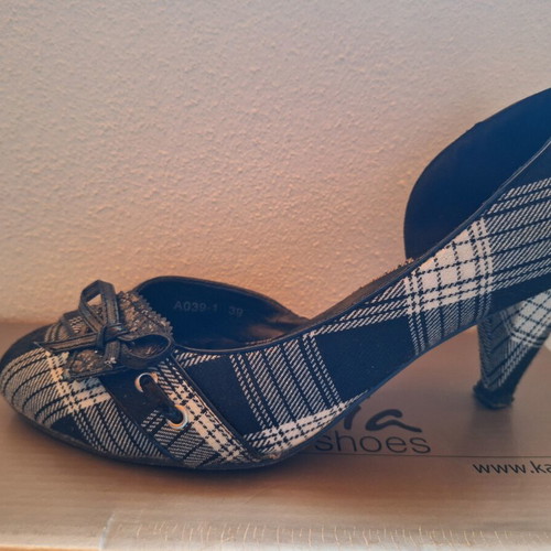 Black and white pumps, size 39