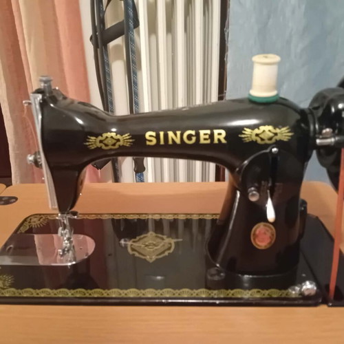 Singer sewing machine like new
