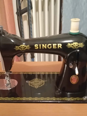 Singer sewing machine like new