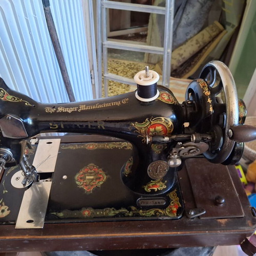 Singer sewing machine like new, functional