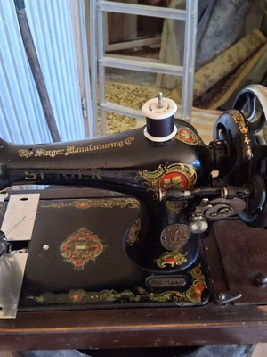 Singer sewing machine like new, functional