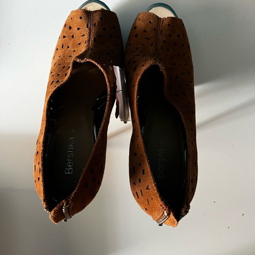 Bershka suede shoes size 37 new beige with gold detail