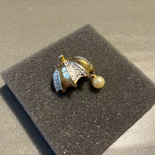 Vintage gold metal umbrella brooch like new with pearl and rhinestones