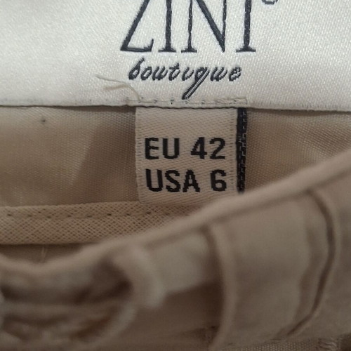 Bermuda broderie Zini beige size XL like new