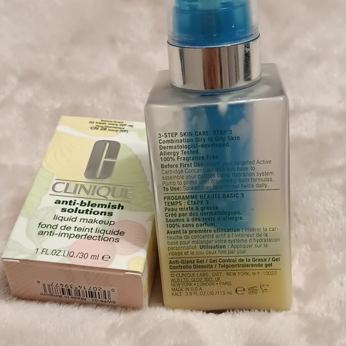 Clinique Foundation new with gifts shade Ivory