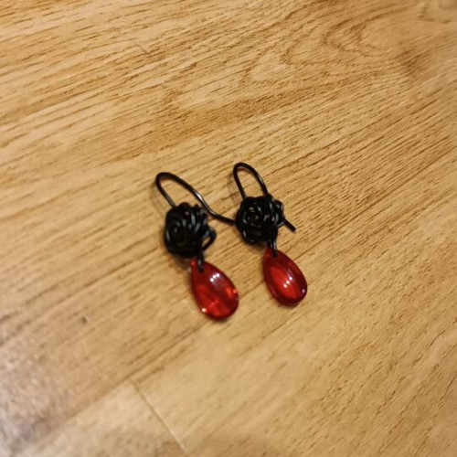 Rose earrings made of black aluminum wire with red drop new