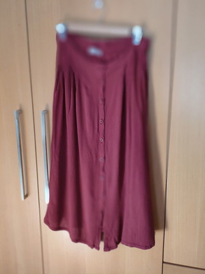 Badila midi skirt like new, burgundy size medium