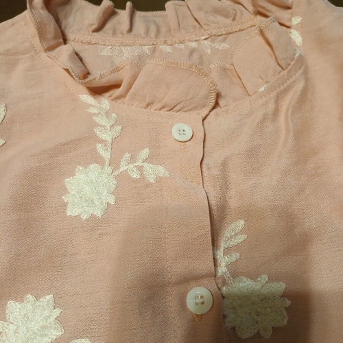 Women's pink shirt XL new with white embroidered flowers