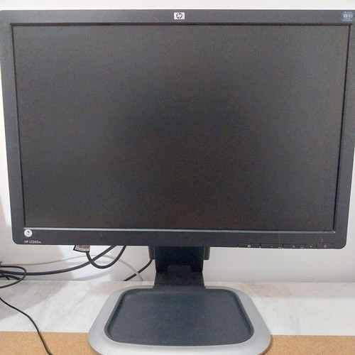 HP L2245W 22" monitor like new, max height 50cm