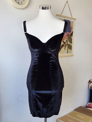 Μικρό Μαύρο Βελούδινο Φόρεμα Bodycon Καινούργιο Με Ετικέτες Μέγεθος M
