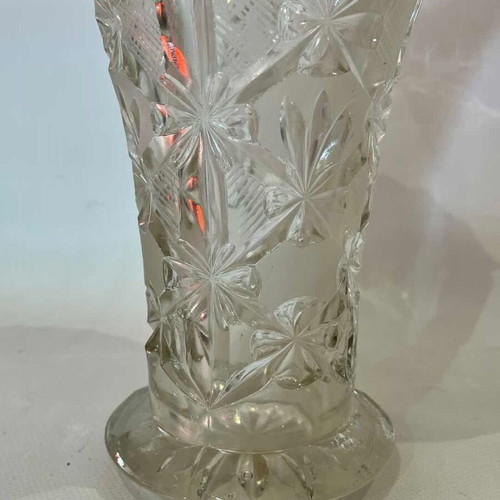 Tabletop crystal vase used with embossed designs 24x16