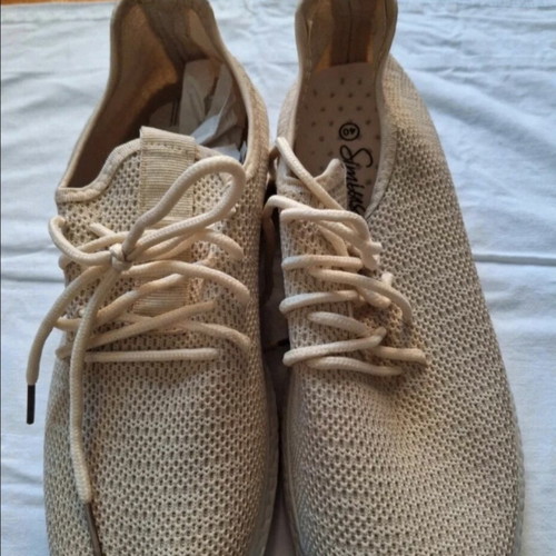 Beige athletic shoes size 40, new, breathable knit fabric