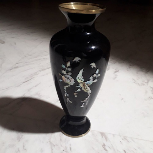Japanese vase used lacquer with shell design