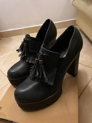 Women's high heel shoes black like new, size 39