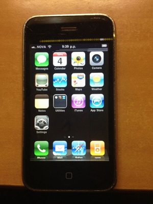 iPhone 3G 8 GB black used with signs of wear and crack