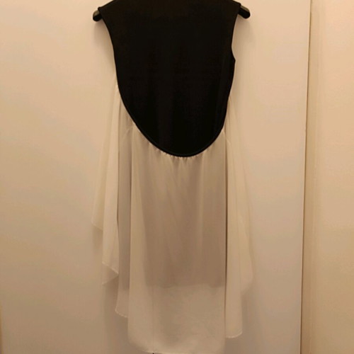 Mini sleeveless dress like new, black with white lining