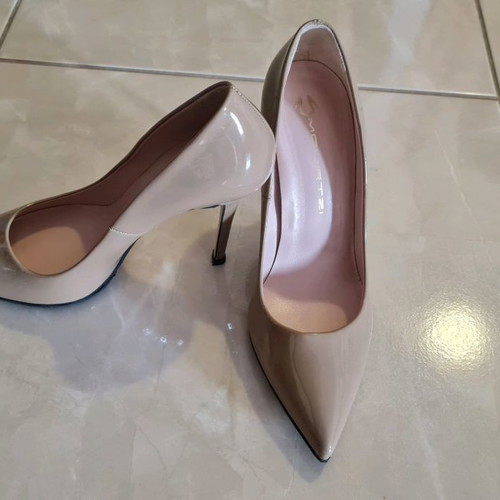 Mourtzi patent leather pumps size 38.5 new beige