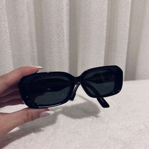Gucci sunglasses like new, black and gold