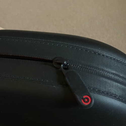 Beats headphone carry case like new for wireless headphones