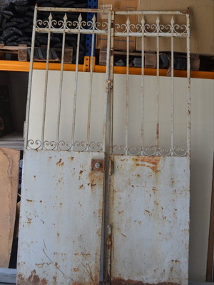 Διπλή μεταλλική αυλόπορτα μεταχειρισμένη βαθέως τύπου